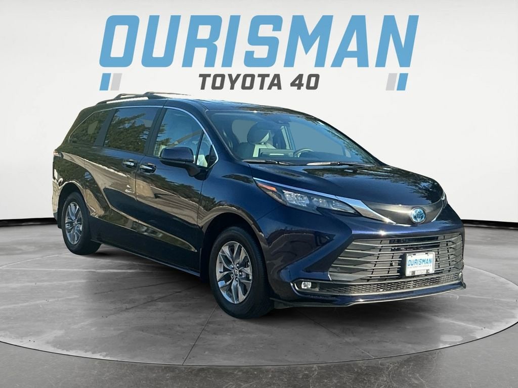 2025 Toyota Sienna XLE's photo