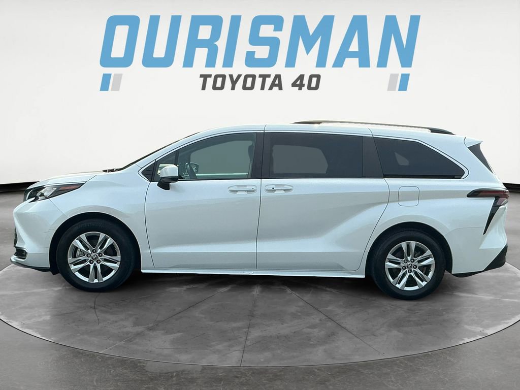 2024 Toyota Sienna XLE photo 3