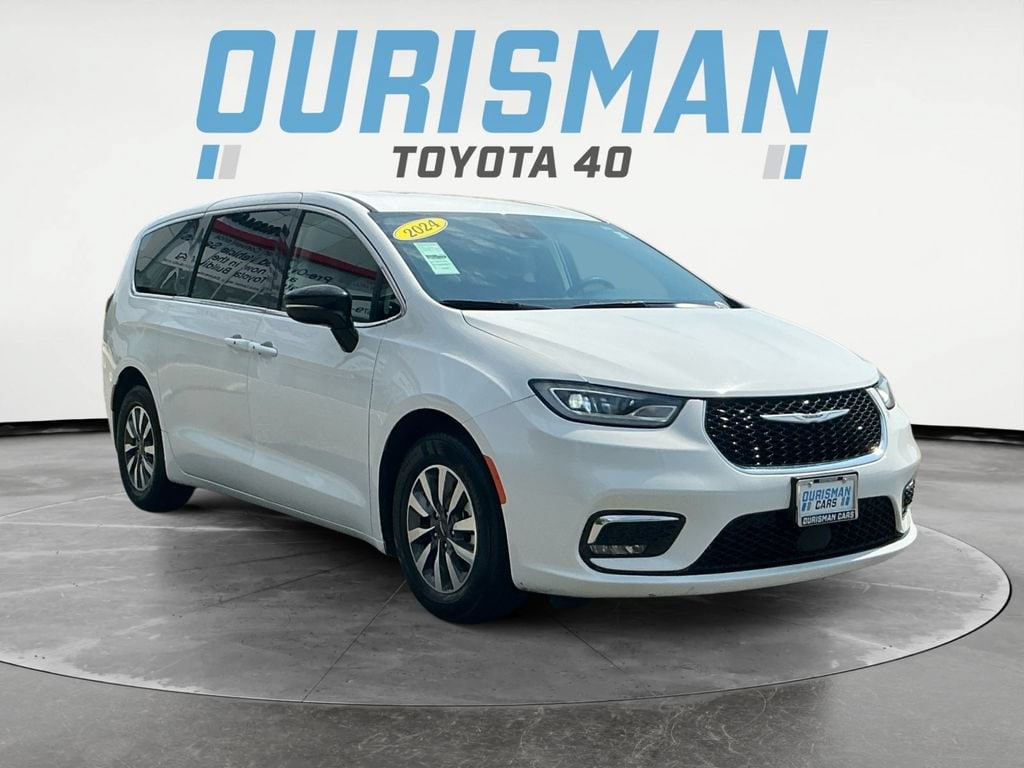 2024 Chrysler Pacifica Hybrid Select PHEV's photo