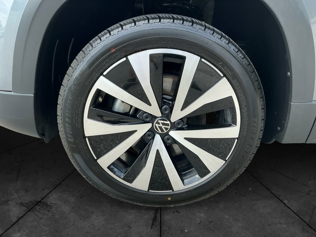 2024 Volkswagen Taos 1.5T SE's photo