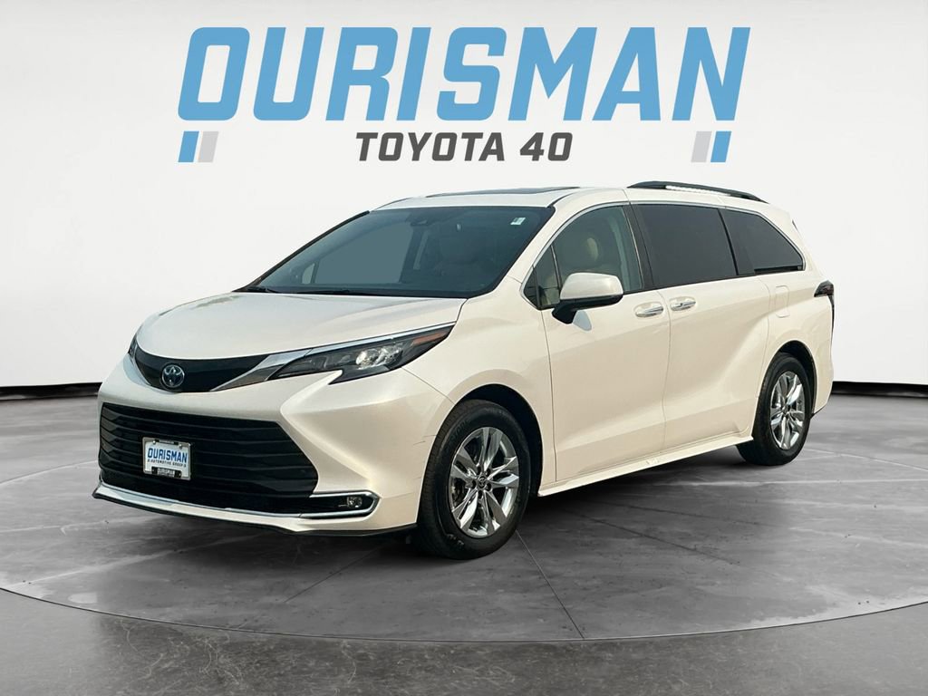 2024 Toyota Sienna XLE photo 2