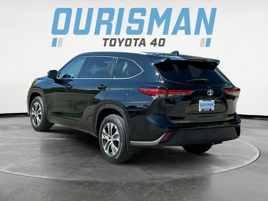 2022 Toyota Highlander XLE photo 2