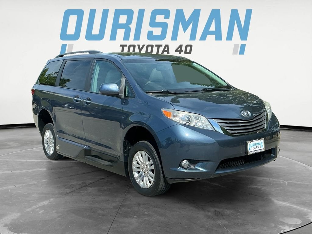 2017 Toyota Sienna XLE Premium V6 8-Passenger's photo