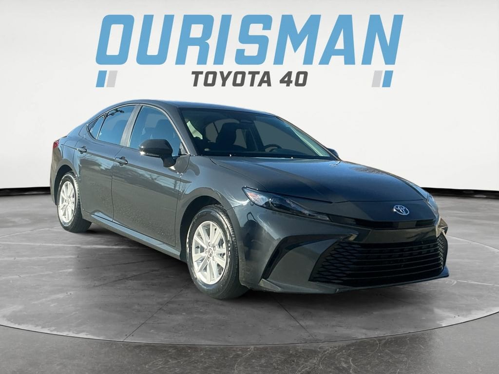 2025 Toyota Camry LE's photo