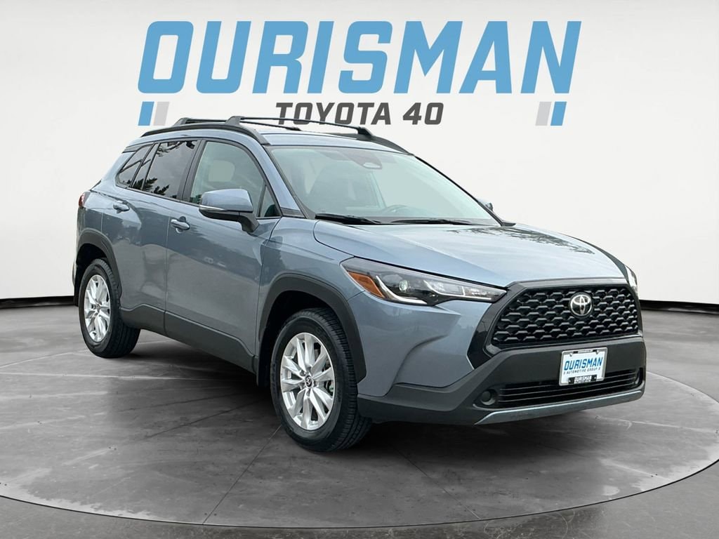 2024 Toyota Corolla Cross LE's photo
