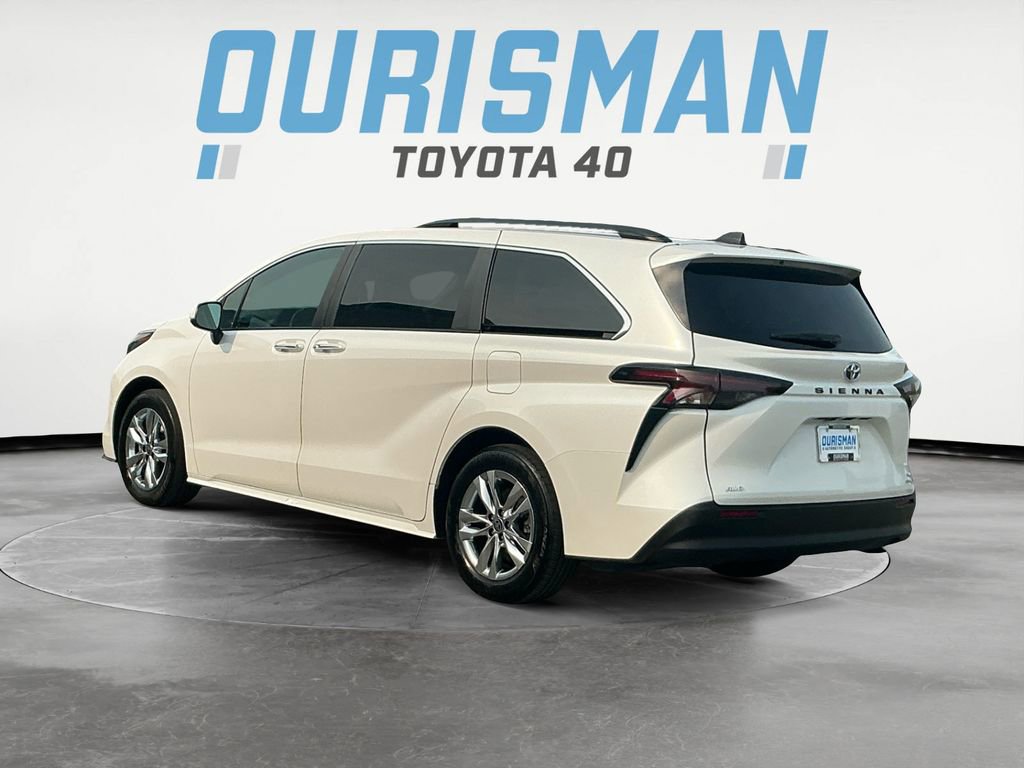 2024 Toyota Sienna XLE photo 4