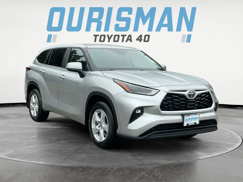 2024 Toyota Highlander LE's photo