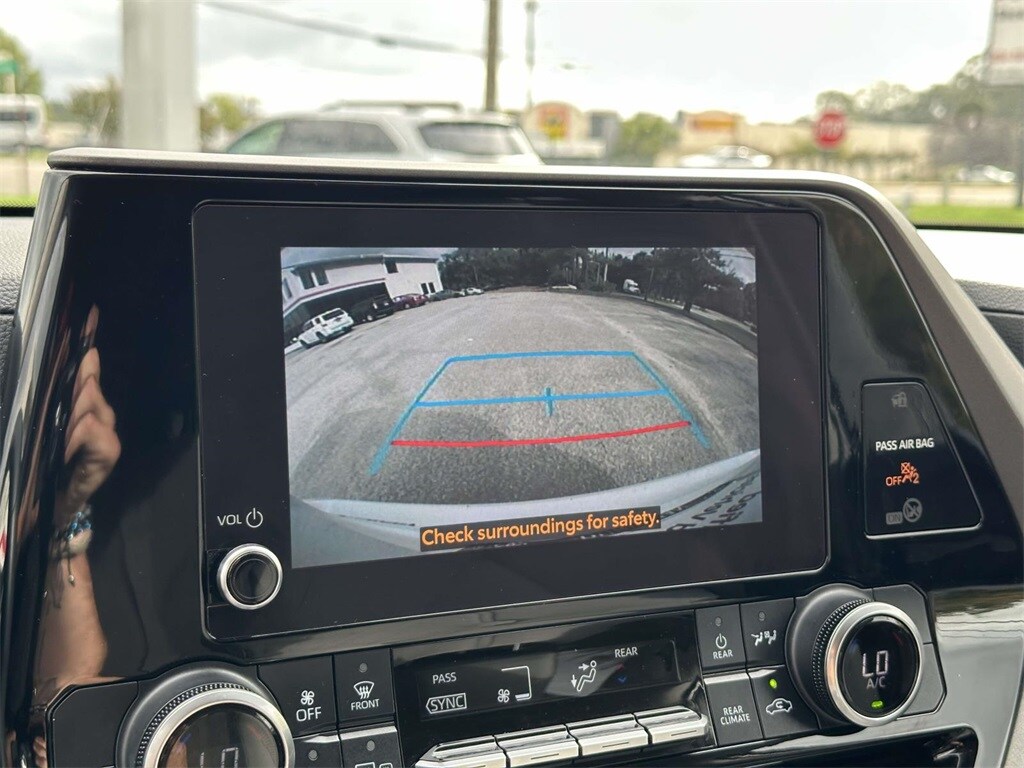 2023 Toyota Highlander LE photo 4
