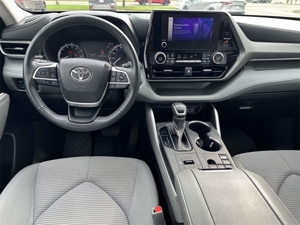 2023 Toyota Highlander LE photo 2