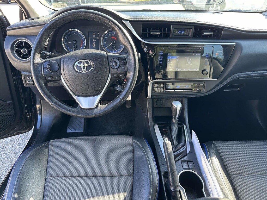 2017 Toyota Corolla SE photo 2