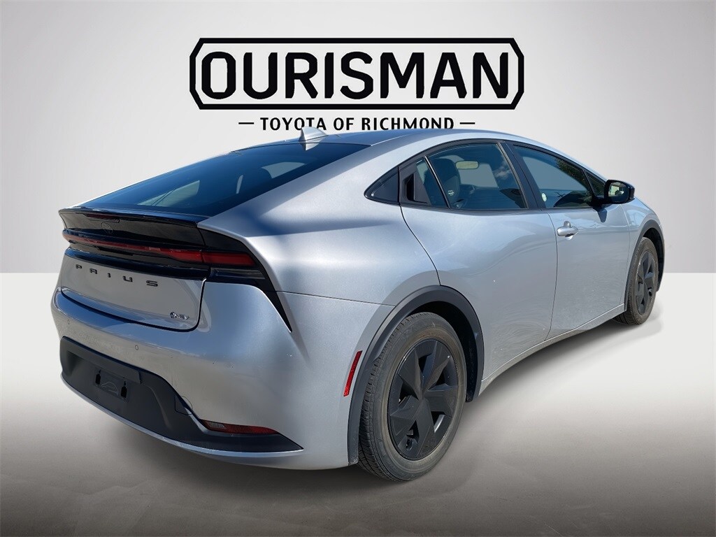 2023 Toyota Prius LE photo 3