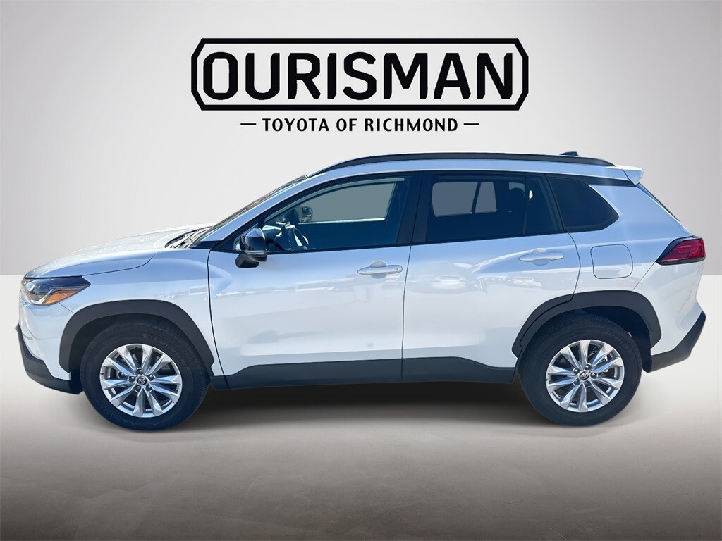 2025 Toyota Corolla Cross LE photo 3