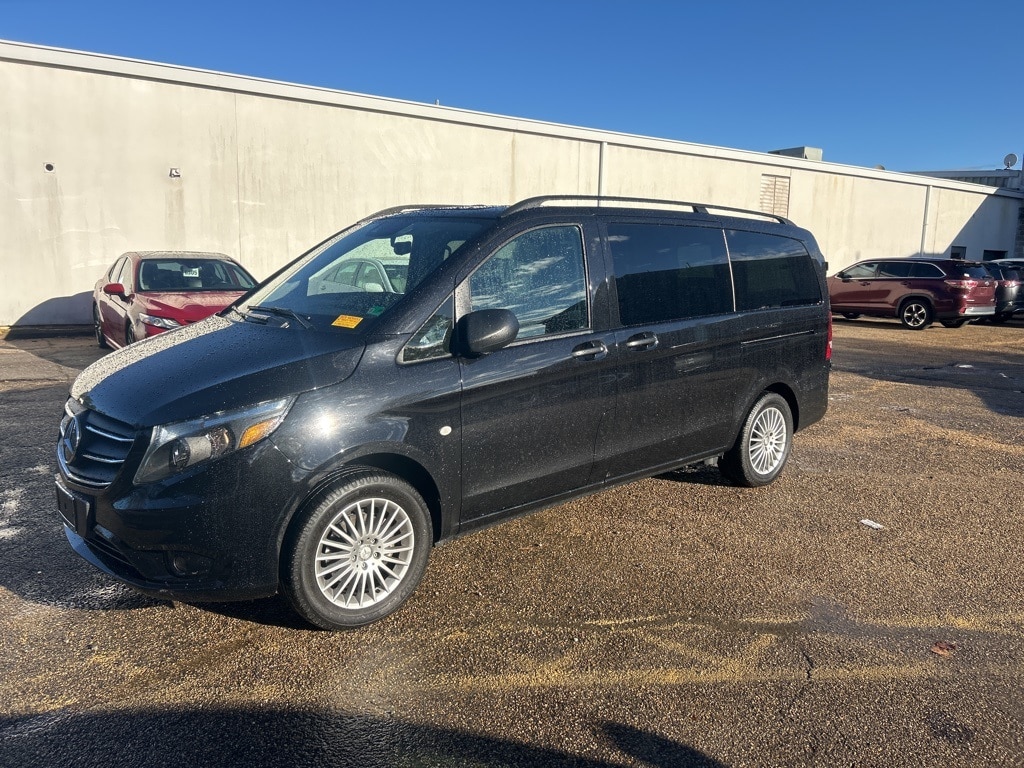 2023 Mercedes-Benz Metris Passenger Van Base's photo