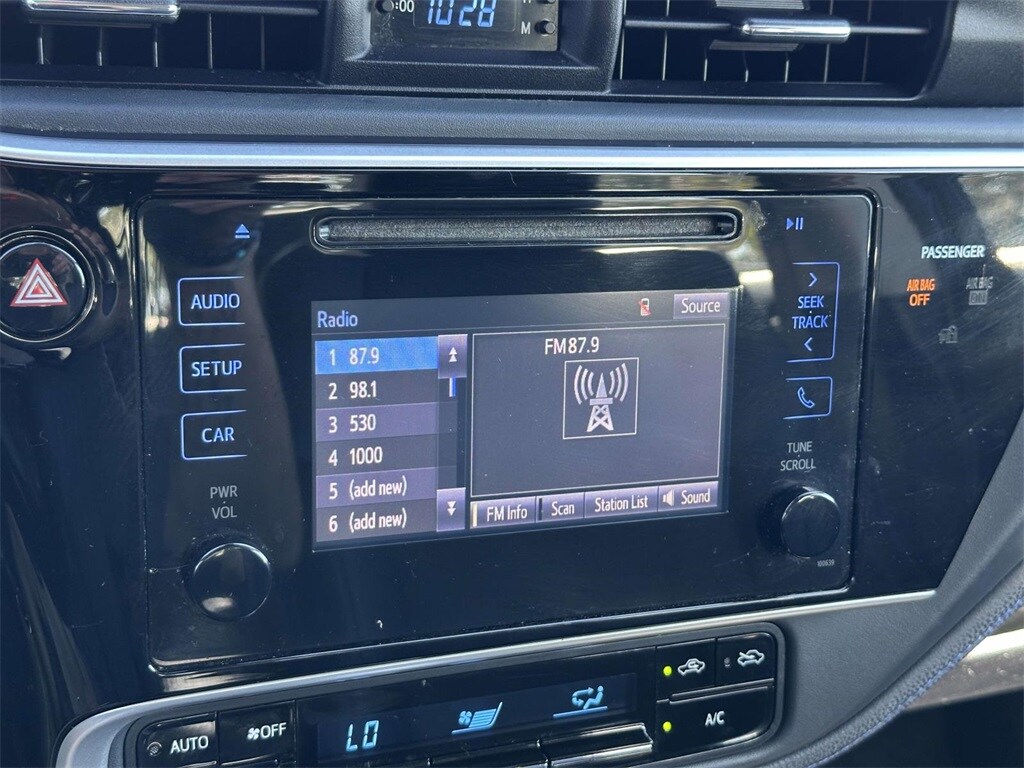 2017 Toyota Corolla SE photo 3