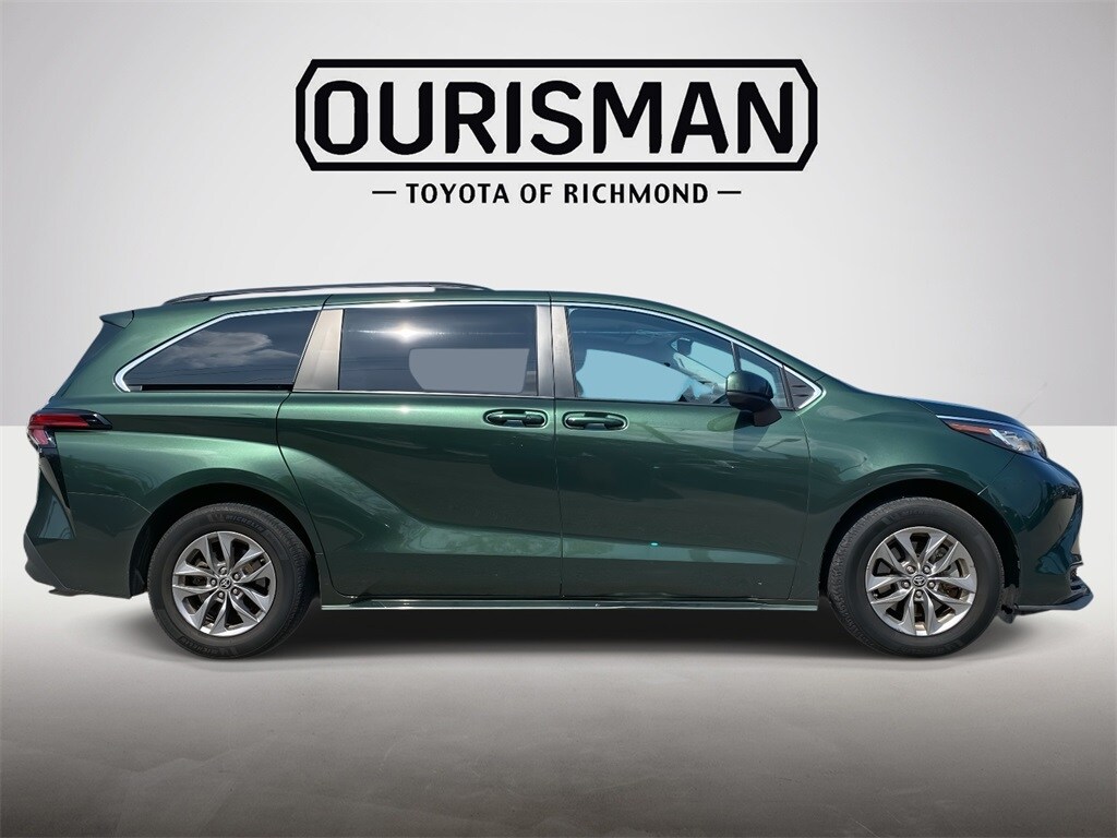 2022 Toyota Sienna LE photo 2
