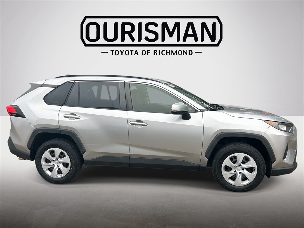 2019 Toyota RAV4 LE photo 3