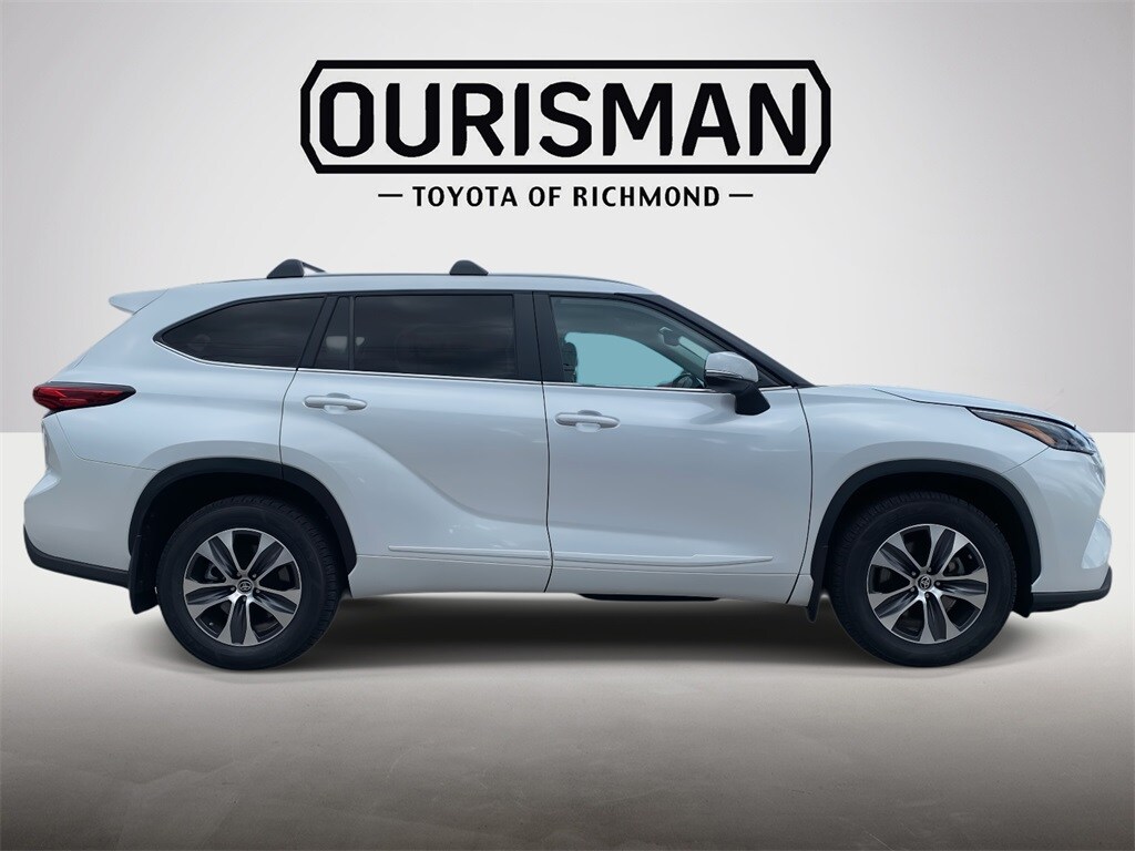 2023 Toyota Highlander XLE photo 2
