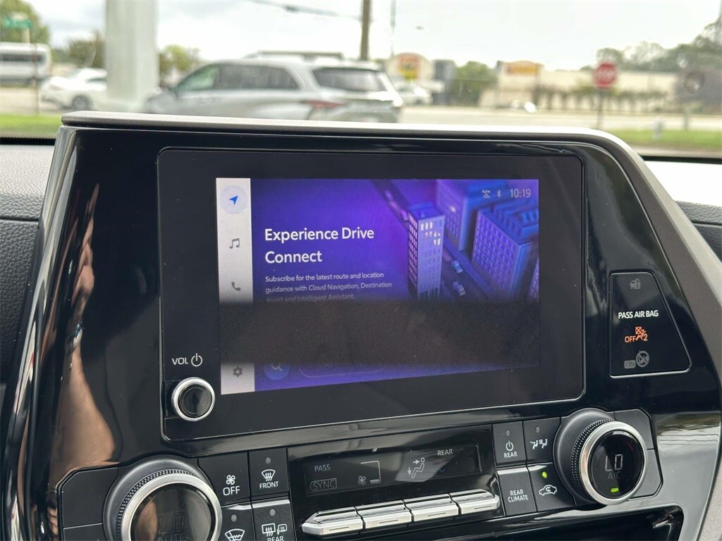 2023 Toyota Highlander LE photo 3