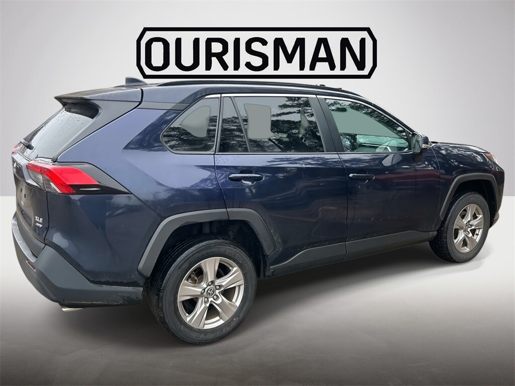 2022 Toyota RAV4 XLE photo 2