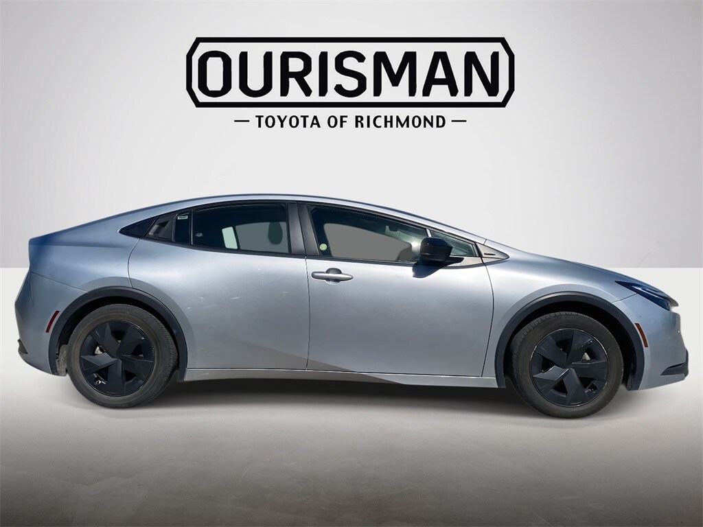2023 Toyota Prius LE photo 2