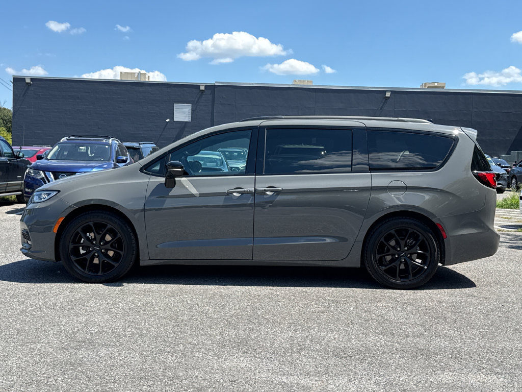 Used 2025 Chrysler Pacifica Limited Minivan/Van