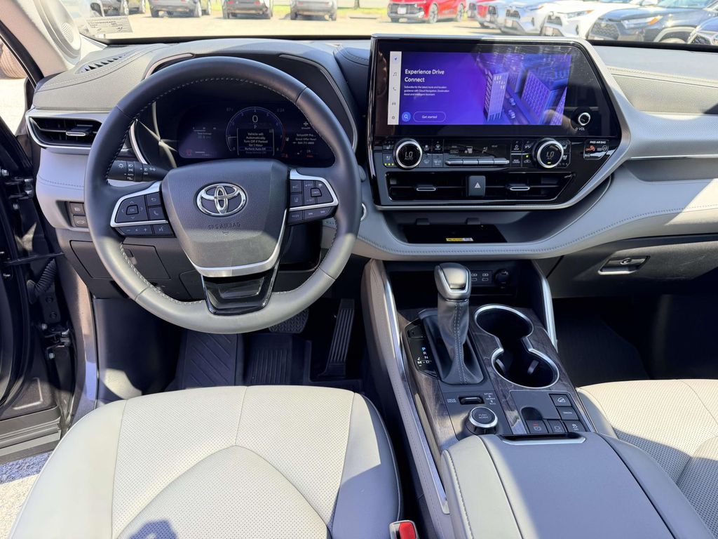 Used 2025 Toyota Highlander Platinum SUV