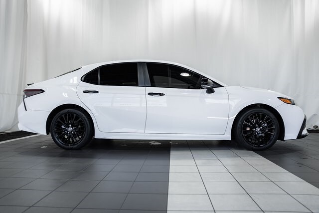 2022 Toyota Camry SE photo 3