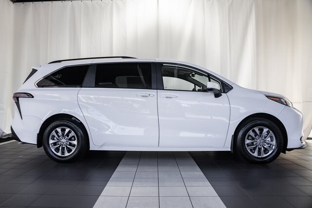 2025 Toyota Sienna LE photo 3