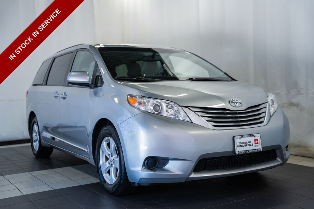 2017 Toyota Sienna LE V6 8-Passenger's photo