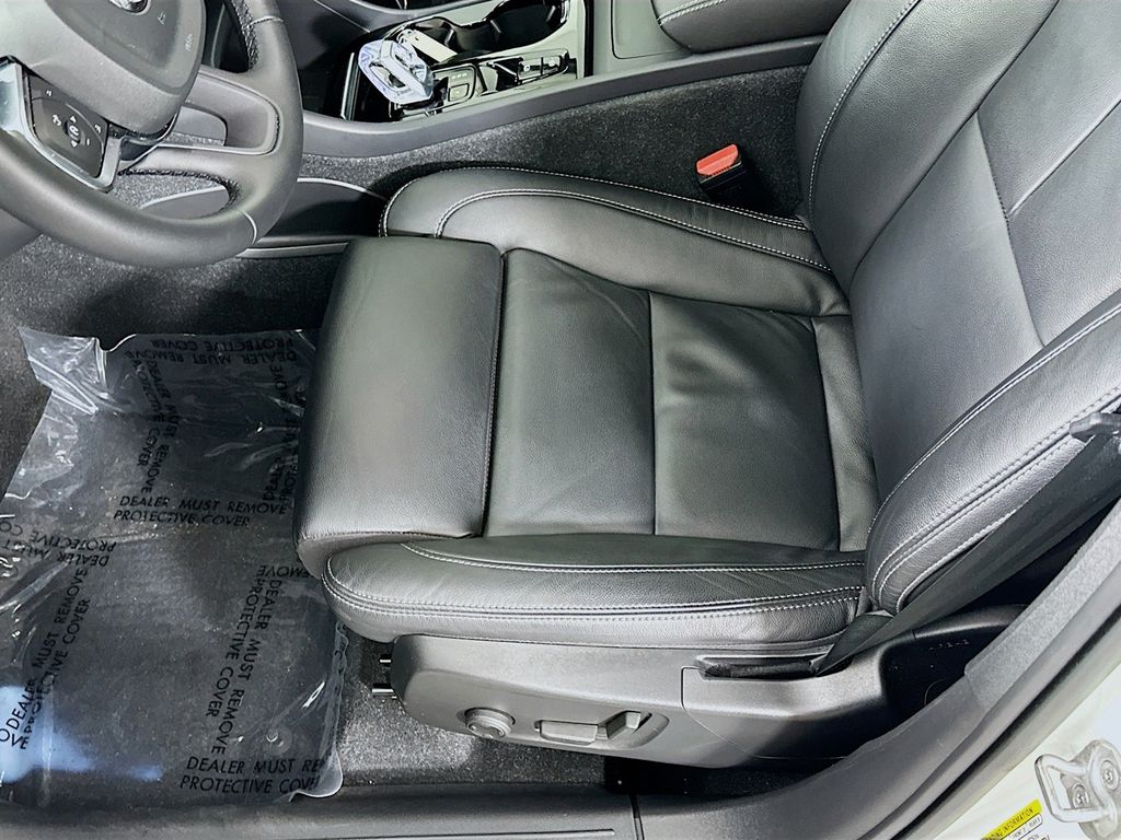 2023 Volvo XC40 Plus - Photo 13