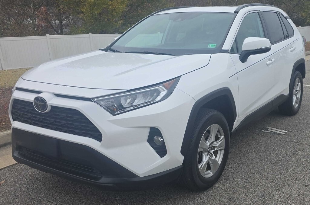 2020 Toyota RAV4 XLE photo 3