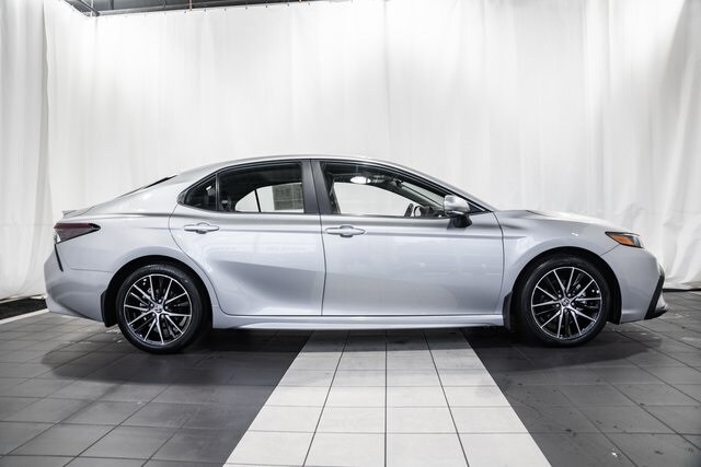 2024 Toyota Camry SE photo 3