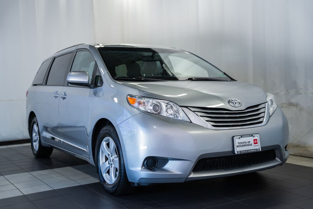 2017 Toyota Sienna LE V6 8-Passenger's photo