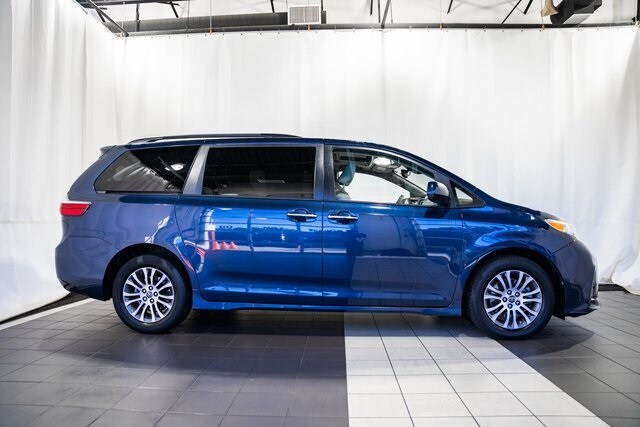 2020 Toyota Sienna XLE Premium photo 3