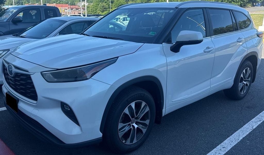 2026 Toyota Highlander XLE AWD's photo