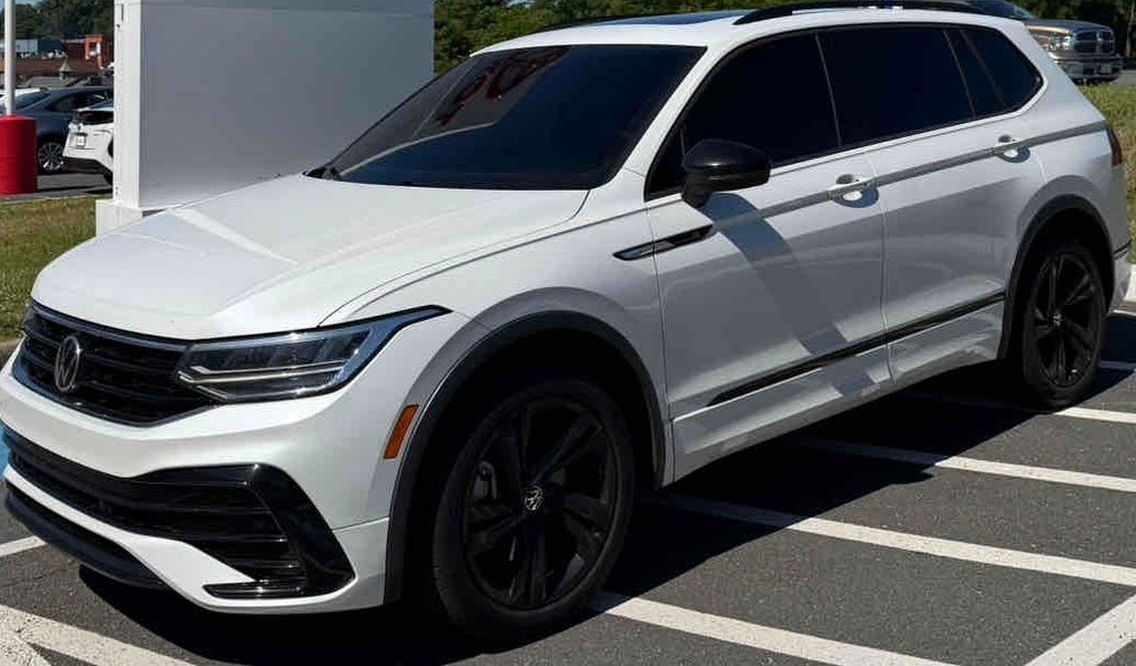 2024 Volkswagen Tiguan 2.0T SE R-Line Black's photo