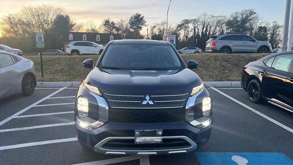 2023 Mitsubishi Outlander SE Black Edition photo 2