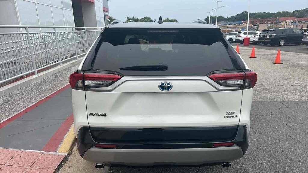 2022 Toyota RAV4 Hybrid XSE photo 2