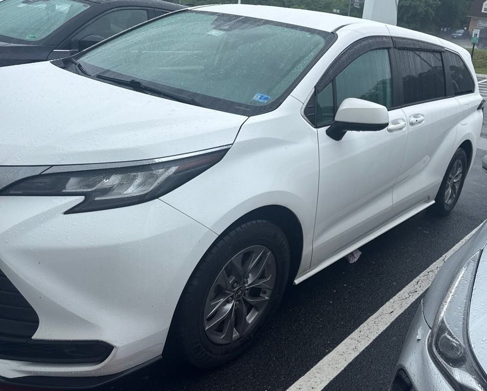2023 Toyota Sienna LE 8-Passenger Hybrid FWD's photo
