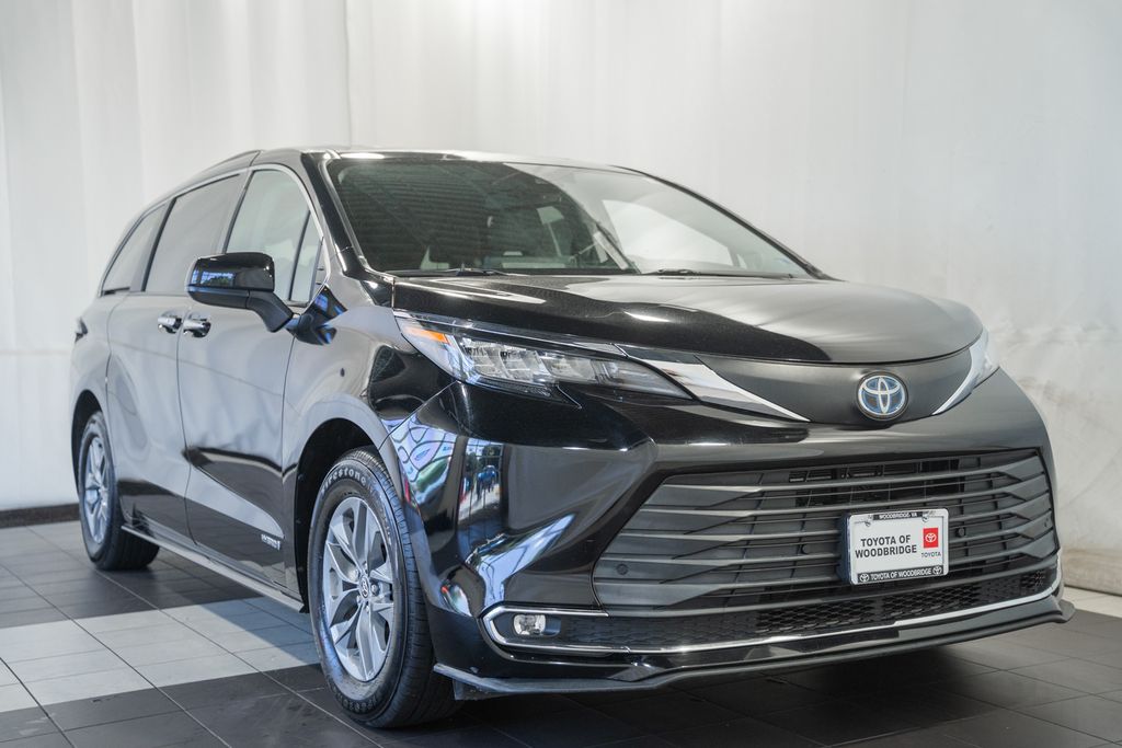 2021 Toyota Sienna XLE 8-Passenger Hybrid FWD's photo