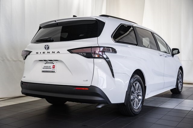 2025 Toyota Sienna LE photo 4