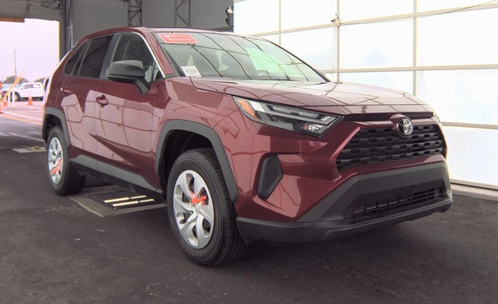 2023 Toyota RAV4 LE photo 3
