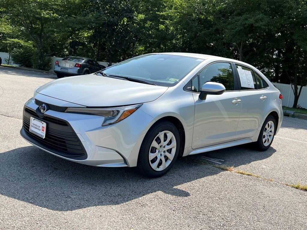 Used 2023 Toyota Corolla SE Infrared with VIN JTDBCMFE6PJ014810 for sale in Woodbridge, VA