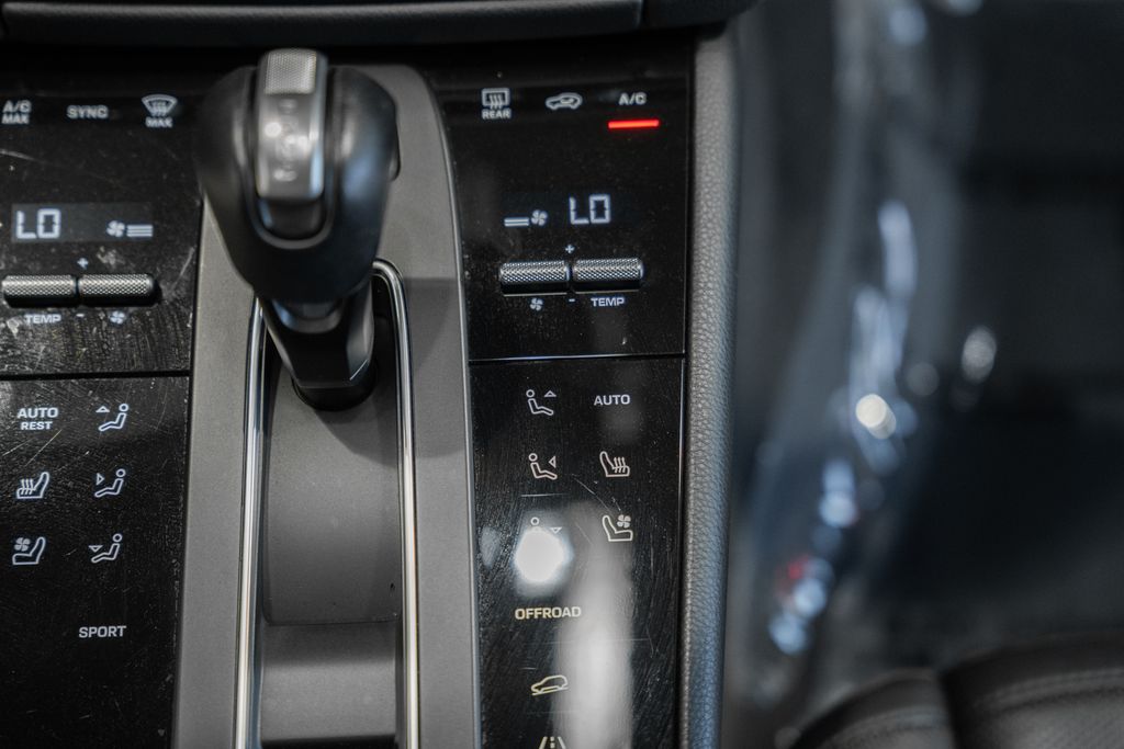 2022 Porsche Macan Base - Photo 22