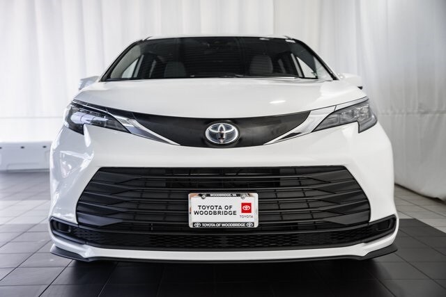 2025 Toyota Sienna LE photo 2