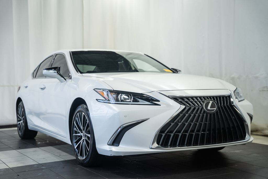 2025 Lexus ES 300h 300h's photo