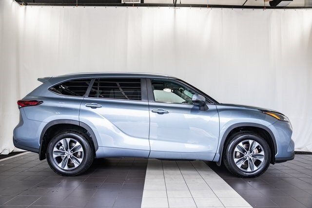 2024 Toyota Highlander XLE photo 3