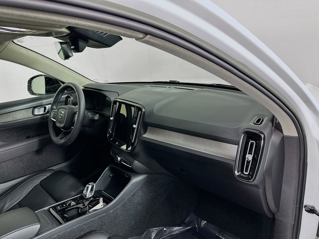 2023 Volvo XC40 Plus - Photo 17
