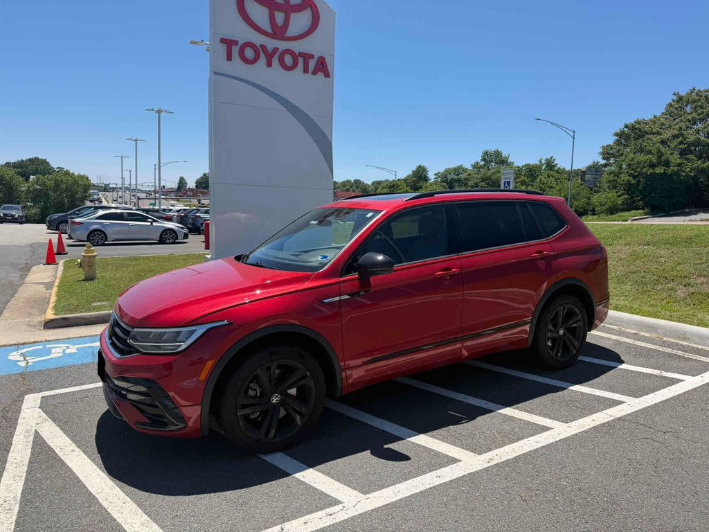 2024 Volkswagen Tiguan 2.0T SE R-Line Black 4Motion's photo