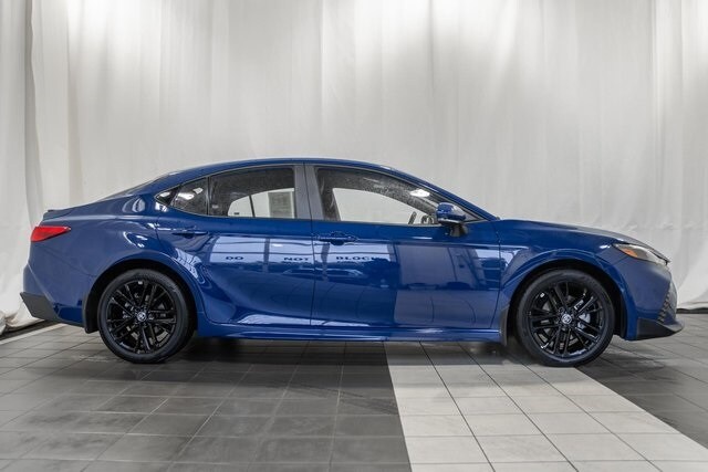 2025 Toyota Camry SE photo 3
